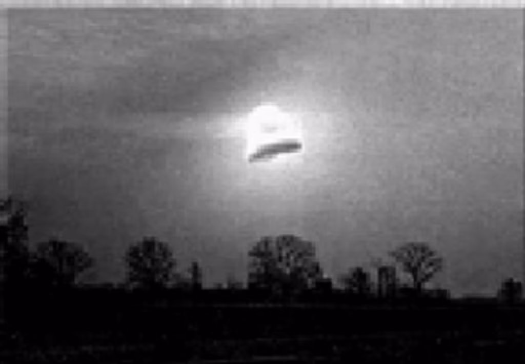 Mặc dù chính phủ Mỹ giải thích đó thực ra là một sao băng khổng lồ lao xuống trái đất nhưng nhiều người dân nghi ngờ đó là tàu vũ trụ của người ngoài hành tinh bị rơi. Một số lại đưa ra giả thuyết vật thể lạ đó là vệ tinh của Liên Xô.