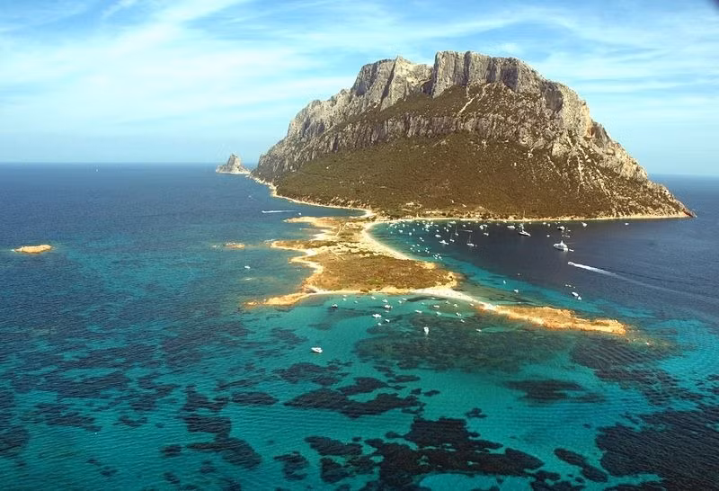 Hòn đảo cô đơn Tavolara nằm giữa biển với một ngọn núi nhô lên ở phía nam đảo Sardinia (Italy). Nơi đây chính là nơi tọa lạc của vương quốc nhỏ nhất thế giới khi có diện tích khiêm tốn với 11 cư dân sinh sống và 100 con dê. Đây chính là nơi sinh sống của gia đình Giuseppe Bertoleoni và con cháu trong hơn 200 năm qua.