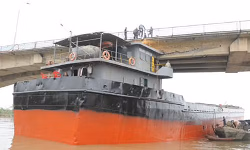 Tau dam hong cau tai Hai Duong: Thiet hai 15 ty dong, ai chiu?