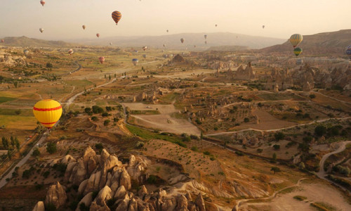 Thung lũng Cappadocia ở Thổ Nhĩ Kỳ là nơi có những ngôi nhà hang động hàng nghìn năm tuổi. Đến nay, vẫn có người sống trong đó. Khi đến nơi đây, du khách như đang lạc bước vào chốn thần tiên.