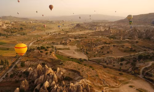 Thung lũng Cappadocia ở Thổ Nhĩ Kỳ là nơi có những ngôi nhà hang động hàng nghìn năm tuổi. Đến nay, vẫn có người sống trong đó. Khi đến nơi đây, du khách như đang lạc bước vào chốn thần tiên.