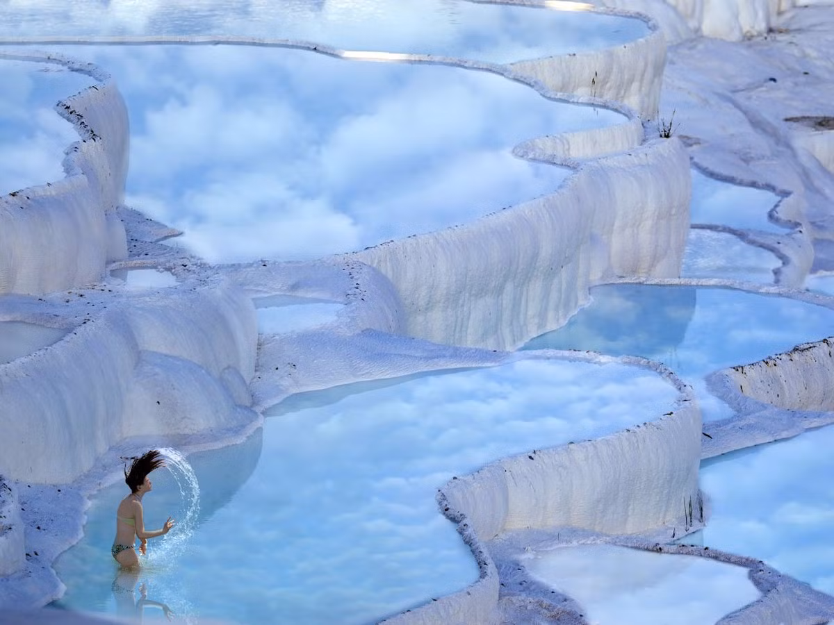 Những thác nước canxi trắng xóa như ruộng bậc thang ngoạn mục của Pamukkale nằm bên cạnh tàn tích của Hierapolis, Thổ Nhĩ Kỳ là một kỳ quan ngoạn mục. Cảnh quan siêu thực ngỡ chốn thiên đường này là kết quả của sự hình đá vôi được xây dựng từ thế kỷ 2 TCN.