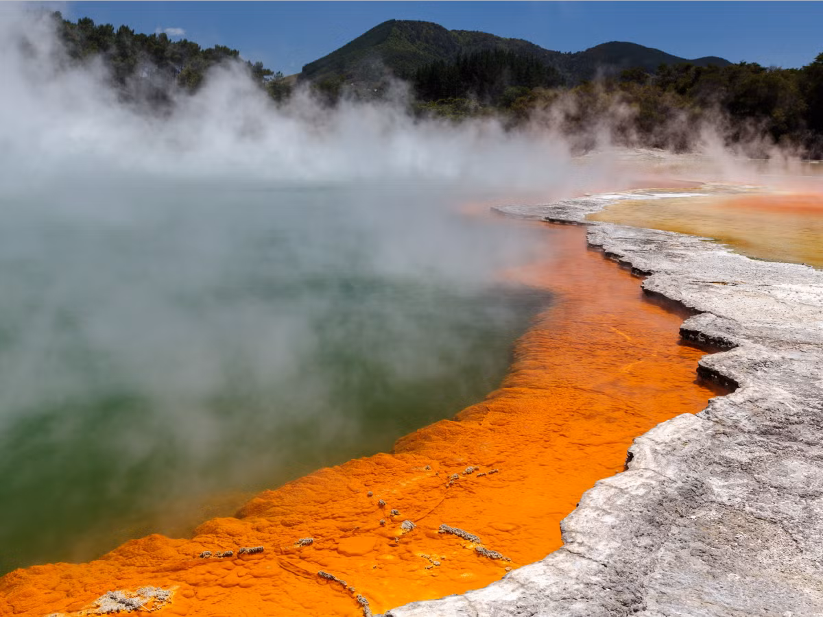 Wai-O-Tapu là tên công viên núi lửa tự nhiên đầy màu sắc ở New Zealand được hình thành từ hàng nghìn năm trước. Đặc sản ở chốn "bồng lai tiên cảnh" nơi hạ giới này là suối khoáng, tắm bùn và các loại cát màu tự nhiên.