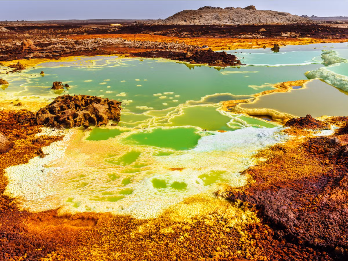 “Hỏa Diệm Sơn” Danakil Depression thuộc sa mạc Danakil ở Ethiopia là một trong những vùng đất nóng nhất trên thế giới có người sinh sống. Nhiệt trung bình ở đây luôn đạt ngưỡng khoảng 40 độ C. Nơi đây có nhiều mỏ muối và quặng lưu huỳnh. Do nhiệt độ nóng quanh năm khiến nước bốc hơn nhanh, để lại những lớp muối kết tinh bên dưới từ đó tạo nên cảnh quan độc đáo.