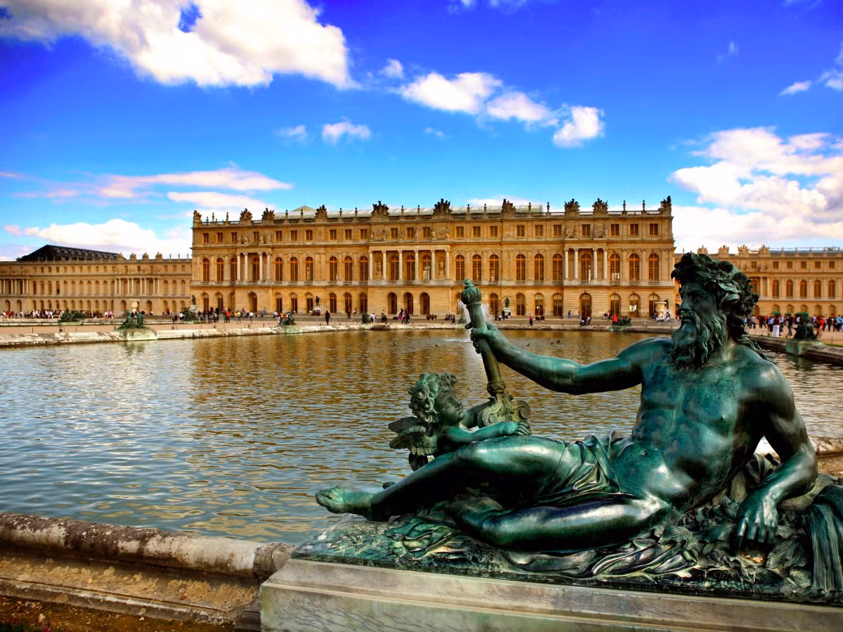 Ban đầu, Chateau de Versailles được xây dựng vào năm 1624 như một nơi săn bắn cho vua Louis XIII. Tuy nhiên, sau đó công trình này được mở rộng thành nơi cư trú cho gia đình Hoàng gia Pháp. Bên trong kiệt tác kiến trúc ngoạn mục này là một khu vườn được thiết kế rất đẹp và hoành tráng. Đây là một trong những lâu đài nổi tiếng nhất ở Pháp.