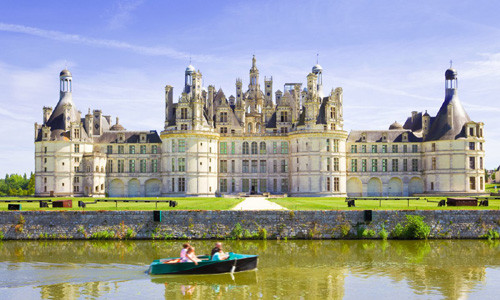 Château de Chambord là lâu đài lớn nhất nước Pháp thời kì Trung cổ, xây theo lối kiến trúc Phục Hưng kiểu Pháp. Đây cũng là lâu đài độc đáo nhất và lớn nhất thung lũng sông Loire. Lâu đài được xây vua François I cho người xây dựng từ thế kỉ 16 nhưng không bao giờ được hoàn thành.