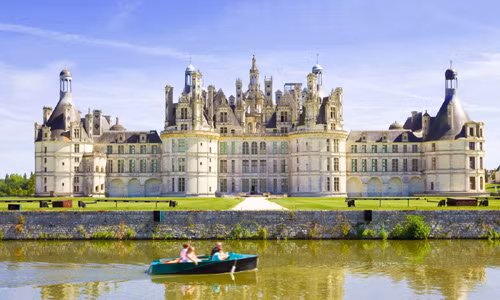 Château de Chambord là lâu đài lớn nhất nước Pháp thời kì Trung cổ, xây theo lối kiến trúc Phục Hưng kiểu Pháp. Đây cũng là lâu đài độc đáo nhất và lớn nhất thung lũng sông Loire. Lâu đài được xây vua François I cho người xây dựng từ thế kỉ 16 nhưng không bao giờ được hoàn thành.