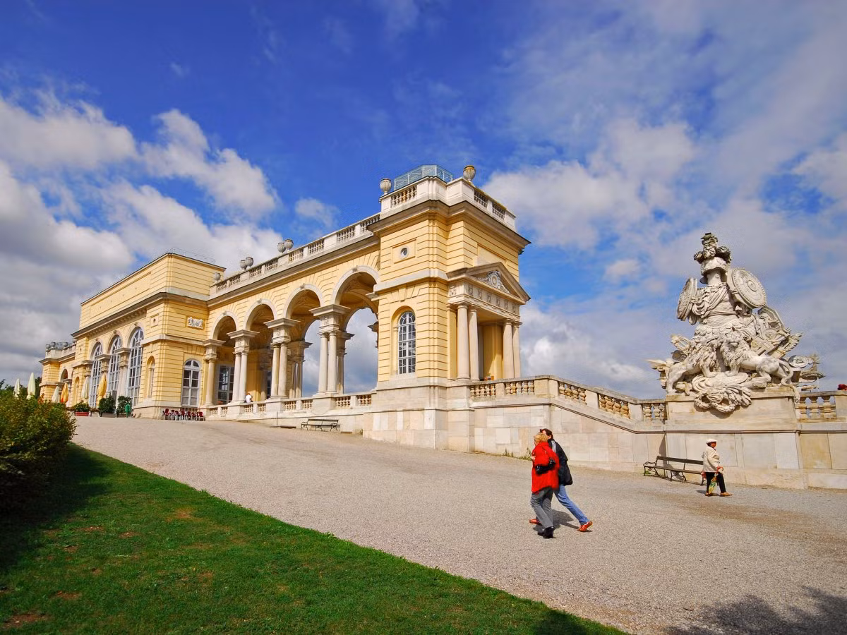 Cung điện Schönbrunn do kiến trúc sư Johann Bernhard Fischer von Erlach nổi tiếng xây dựng. Đây là một trong các dinh thự quan trọng nhất về văn hóa ở Áo mang đậm phong cách kiến trúc Baroque. Schönbrunn chính là nơi ở mùa hè của hoàng tộc Áo.