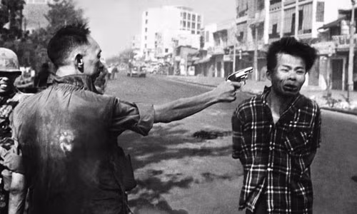 Một bức ảnh đi vào lịch sử khác được chụp tại Việt Nam là tác phẩm của nhiếp ảnh gia Eddie Adams. Phóng viên AP chụp được bức ảnh Nguyễn Ngọc Loan bắn chiến sĩ đặc công Nguyễn Văn Lém ngay trên đường phố Sài Gòn ngày 1/2/1968. Bức ảnh này được chụp trong thời gian Chiến tranh Việt Nam diễn ra ác liệt.