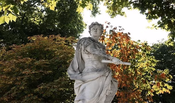 Julius Caesar là một trong những nhà lãnh đạo làm “rung chuyển” lịch sử. Ông là nhà cầm quân lỗi lạc của La Mã, chính trị gia xuất sắc nhất và là một trong những người có ảnh hưởng lớn nhất trong lịch sử thế giới. Ông là danh tướng có tài mưu lược khi chiến thắng nhiều kẻ thù.