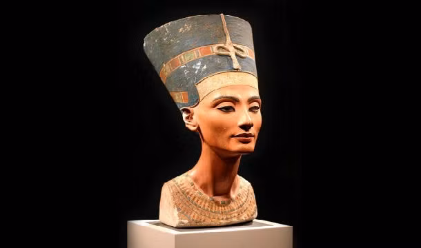 Nữ hoàng Nefertiti là người phụ nữ nổi tiếng cả về quyền lực và nhan sắc thời Ai Cập cổ đại. Nữ hoàng Nefertiti đã cùng chồng là Pharaoh Akhenaten tạo ra bước ngoặt lớn trong văn hóa Ai Cập cổ khi loại bỏ tín ngưỡng đa thần và giới thiệu tôn giáo chỉ thờ thần Mặt Trời Aten.