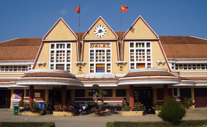 Đà Lạt nổi tiếng với nhiều biệt thự cổ. Một số công trình kiến trúc nổi tiếng nơi đây phần nhiều được người Pháp xây dựng. Thành phố Đà Lạt cũng sở hữu cảnh quan thiên nhiên tuyệt đẹp như trong tranh vẽ.