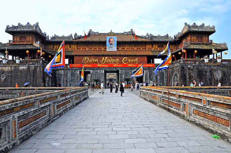 Huế không chỉ nổi tiếng với nhiều món ăn ngon mà còn sở hữu nhiều điểm đến hấp dẫn như Đại Nội và các lăng tẩm, đền đài của các vua chúa Nguyễn...