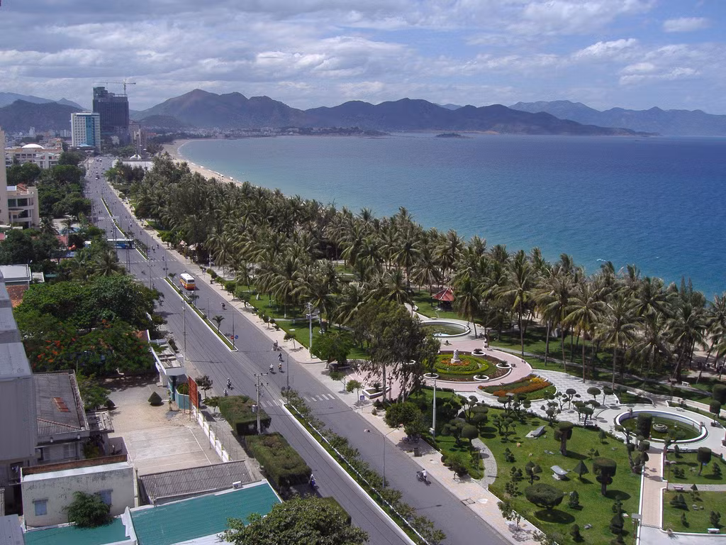 Nha Trang sở hữu nhiều bãi biển tuyệt đẹp, cuốn hút du khách trong và ngoài nước tham gia các hoạt động biển như bơi lội, lặn biển...