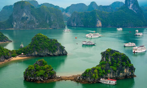 Theo trang mạng du lịch nổi tiếng thế giới Touropia, Vịnh Hạ Long là một trong 10 điểm đến ấn tượng nhất Việt Nam. Vịnh Hạ Long nằm ở bờ biển phía đông bắc của Việt Nam sở hữu vẻ đẹp ngoạn mục của nhiều đá vôi nhỏ. Những đảo đá vôi này được bao bọc bởi những rừng mưa nhiệt đới.