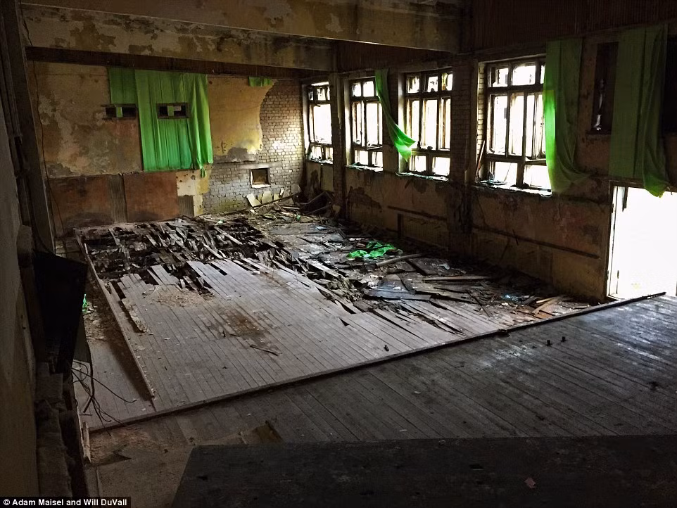 Sau nhiều năm bỏ hoang, nhiều tòa nhà ở Skrunda-1 hư hại và xuống cấp nghiêm trọng.