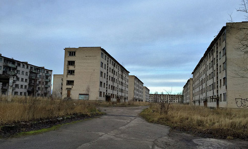 Skrunda-1 là một trong những thị trấn "ma" rùng rợn thời Liên Xô. Hiện nay thị trấn Skrunda-1 nằm ở Latvia không có một bóng người sinh sống.