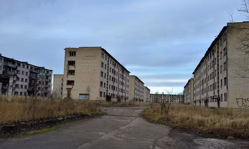 Skrunda-1 là một trong những thị trấn "ma" rùng rợn thời Liên Xô. Hiện nay thị trấn Skrunda-1 nằm ở Latvia không có một bóng người sinh sống.