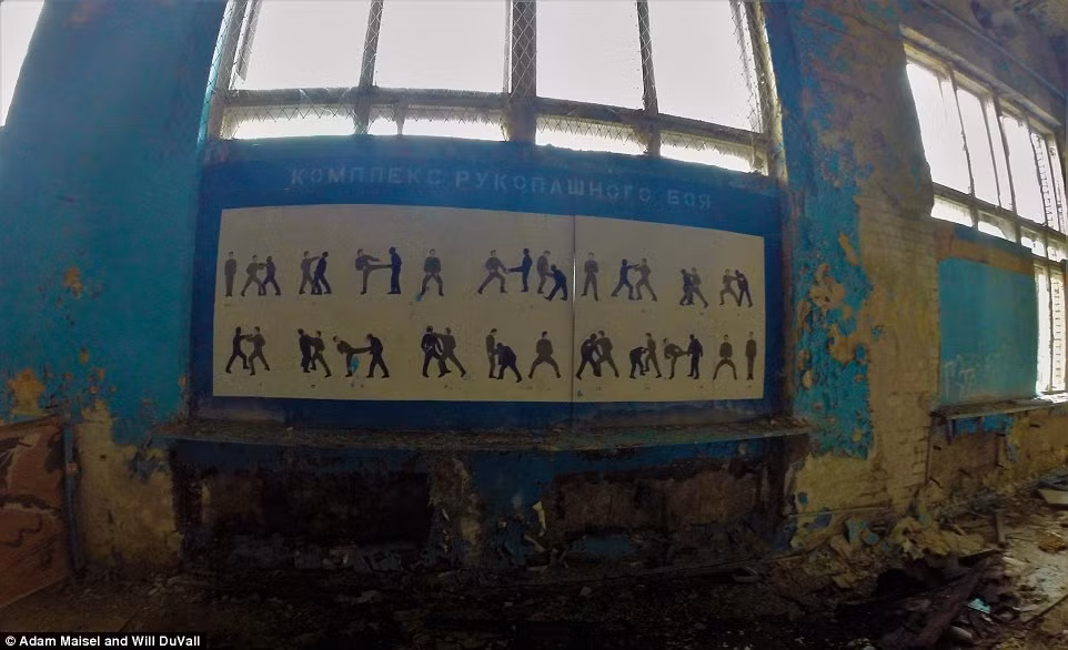 Khung cảnh ảm đạm, thê lương bên trong những khu nhà đổ nát không một bóng người khiến nhiều người như cảm thấy chúng giống bối cảnh trong phim kinh dị.