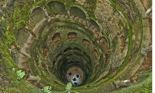 Khi nhìn từ trên cao xuống phía dưới giếng Khai tâm, du khách sẽ không khỏi choáng ngợp trước sự độc đáo, cổ kính của công trình này.