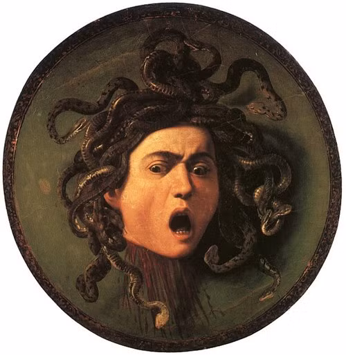 Medusa từng là nữ tư tế đền thần Athena nhưng do kiêu ngạo cho rằng nhan sắc của mình xinh đẹp hơn Athena và dám "quan hệ" với thần biển Poseidon ngay trong đền nên đã bị trừng phạt. Nữ thần Athena biến mái tóc của Medusa thành những con rắn đáng sợ và có đôi mắt hóa đá người khác nếu họ vô tình nhìn vào mắt của nàng. Ảnh: AS.