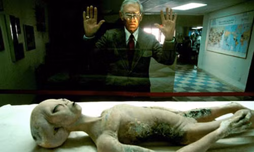 Phát hiện 200 xác ướp dị dạng của người ngoài hành tinh. Năm 2012, một nhóm các nhà nhân chủng học mới đây đã tìm thấy 40 ngôi mộ chôn cất 200 thi thể còn nguyên vẹn, đầy bí ẩn tại khu rừng nhiệt đới gần thành phố Kigali Rwanda (Trung Phi) có niên đại cách ngày nay hơn 500 năm. Trưởng nhóm nghiên cứu tin rằng, những thi thể trên có thể là của người ngoài hành tinh tới thăm trái đất chúng ta và đã bị chết sau một thảm họa. Những thi thể đã bị chôn vùi ít nhất 500 năm về trước. Những sinh vật này nằm trong mộ cao khoảng 2,4m. Đầu của họ rất to nhưng không có miệng, mũi, mắt. Các nhà nhân chủng học cho rằng, những sinh vật trên là của người ngoài hành tinh đến thăm trái đất, có thể đã chết do các virus trên trái đất tấn công vì họ không có khả năng miễn dịch. Tuy nhiên, không có dấu vết của tàu vũ trụ đổ bộ xuống hoặc có các mảnh vỡ. 