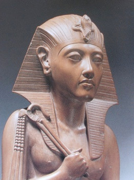 Hatshepsut (1508? -1458 TCN) là một trong những người phụ nữ quyền lực nhất thế giới cổ đại. Bà là vợ của Pharaoh Thutmosis II thuộc Vương triều thứ 18. Nữ Pharaoh này có thời gian trị vì lâu hơn bất cứ vị nữ Pharaoh nào trong lịch sử Ai Cập.