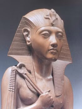 Hatshepsut (1508? -1458 TCN) là một trong những người phụ nữ quyền lực nhất thế giới cổ đại. Bà là vợ của Pharaoh Thutmosis II thuộc Vương triều thứ 18. Nữ Pharaoh này có thời gian trị vì lâu hơn bất cứ vị nữ Pharaoh nào trong lịch sử Ai Cập.
