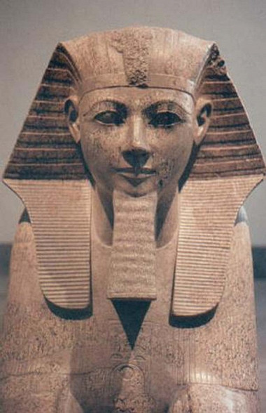 Nữ Pharaoh Hatshepsut đã đồng cai trị với chồng và có nhiều quyết định quan trọng thay đổi diện mạo tình hình chính trị - xã hội. Ngay cả khi chồng qua đời, nữ Pharaoh quyền lực Hatshepsut tiếp tục cai trị Ai Cập cho đến năm 1458 TCN.