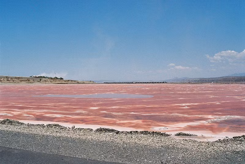Hồ Magadi ở Kenya cũng có độ kiềm cao.