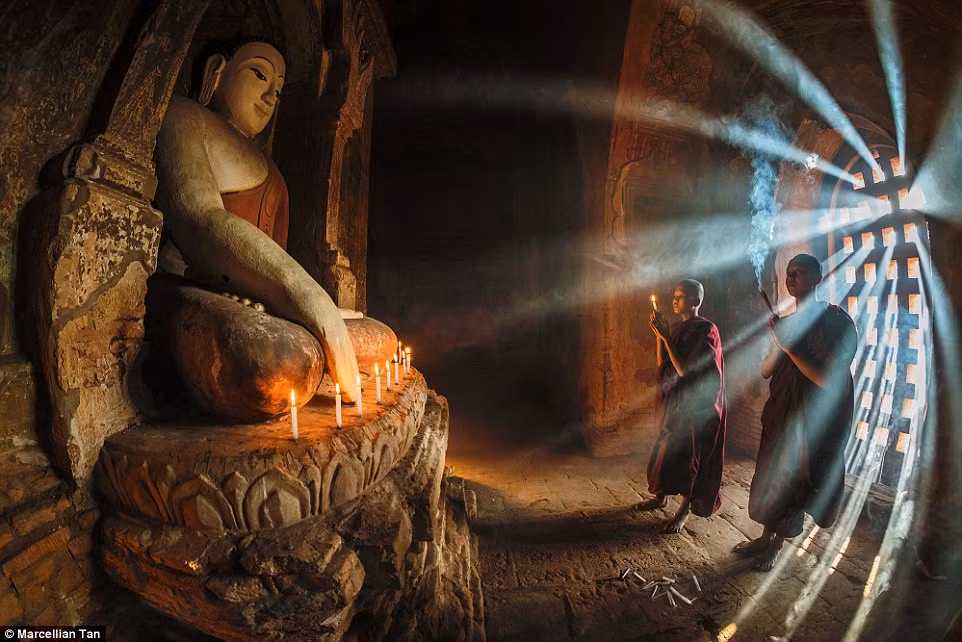 Bác sĩ Marcellian Tan bị cuốn hút bởi nền văn hóa phong phú, độc đáo cũng như con người ở những đất nước mà ông đặt chân đến. Trong ảnh là các nhà sư Myanmar thắp hương khấn Phật trong khung cảnh huyền ảo.