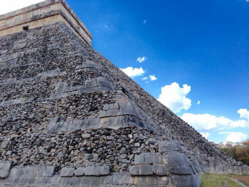 Ngoài ra, một số kim tự tháp mới của người Maya được xây dựng trên đỉnh kim tự tháp ở phía dưới.