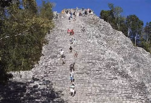 Đa số kim tự tháp của người Maya có lối kiến trúc dạng bậc thang hình chữ nhật hay hình vuông.