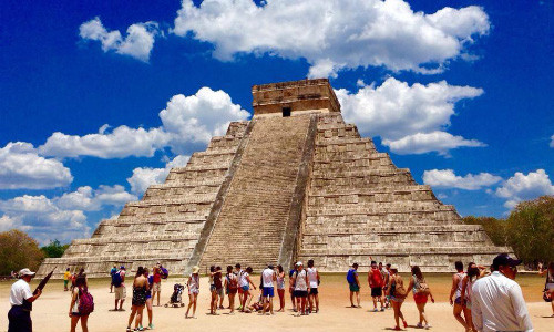 Điều đặc biệt ở kim tự tháp của người Maya đó là đỉnh của công trình kiến trúc kỳ vĩ này là bằng phẳng.