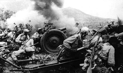 Khi đó, Quân đội Nhân dân Triều Tiên (tức quân đội của CHDCND Triều Tiên) vượt vĩ tuyến 38 tiến đánh Hàn Quốc, từ đó nổ ra cuộc chiến tranh khốc liệt với sự tham gia của nhiều nước trong đó có Mỹ. Chiến tranh Triều Tiên kết thúc chia cắt đất nước thành hai miền.