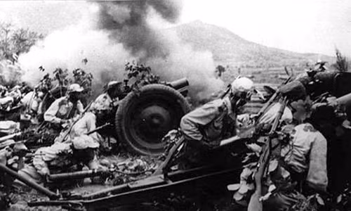 Khi đó, Quân đội Nhân dân Triều Tiên (tức quân đội của CHDCND Triều Tiên) vượt vĩ tuyến 38 tiến đánh Hàn Quốc, từ đó nổ ra cuộc chiến tranh khốc liệt với sự tham gia của nhiều nước trong đó có Mỹ. Chiến tranh Triều Tiên kết thúc chia cắt đất nước thành hai miền.