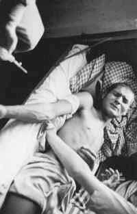 Chưa dừng lại ở đó, bác sĩ Sgmund Rascher ở trại Dachau còn dùng tù nhân làm vật thí nghiệm cho thử nghiệm bay của không quân Đức. Theo đó, tù nhân bị nhốt vào một buồng áp suất thấp để tái hiện áp suất của các phi công khi bay ở trên độ cao 20.000m.