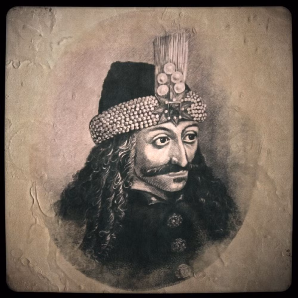 Năm 1447, Vlad II Basarab cùng con trai bị các gia tộc khác sát hại một cách dã man. Đây chính là một trong những lý do sau này Vlad Tepes III trở thành bá tước khát máu, tàn ác, giết hại các gia tộc tham gia vào vụ ám sát năm xưa. Theo đó, những người già, ốm yếu bị đem đóng cọc xuyên người, còn người trẻ khỏe bị bắt đi xây dựng một pháo đài trên đống đổ nát của tiền đồn nhìn ra sông Arges.