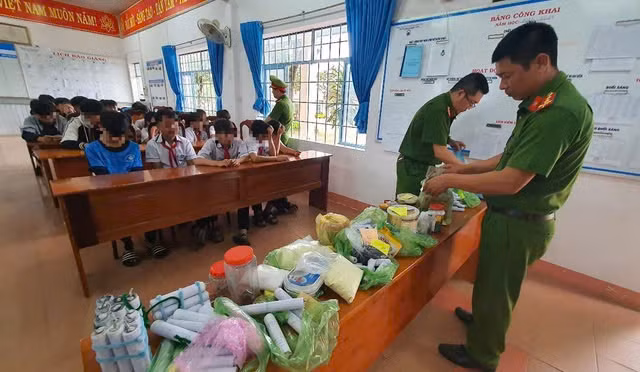 Dak Lak: Phat hien 25 hoc sinh mua hoa chat ve che tao phao