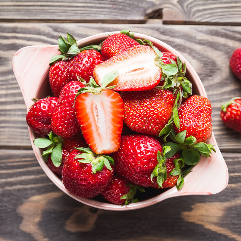  Dâu tây Trong dâu tây có rất nhiều nước và muối khoáng. Nước làm ẩm da, giữ cho da trẻ. Muối khoáng thì giữ nước lại trong da, giúp da ngậm đủ nước, căng mọng và mềm mại. Trong dâu tây còn có rất nhiều vitamin C, vitamin E, các hoạt chất flavonoid thực vật. Những thứ này sẽ phá hủy các gốc tự do mạnh mẽ, ngăn ngừa chúng phá hủy các sợi collagen và làm thoái hóa các sợi elastin. Vì thế mà da có một sức sống đẹp.