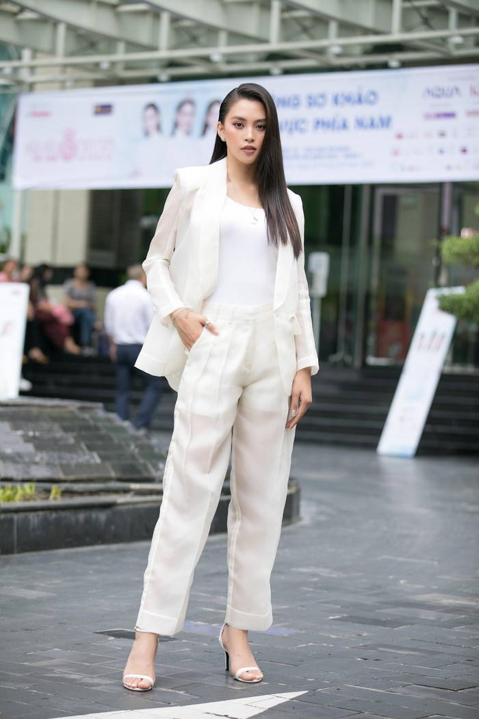 Cô để kiểu tóc dài buông xõa, ép thẳng, lệch 1 bên. Kiểu tóc đơn giản, giúp cô càng thêm trẻ trung.