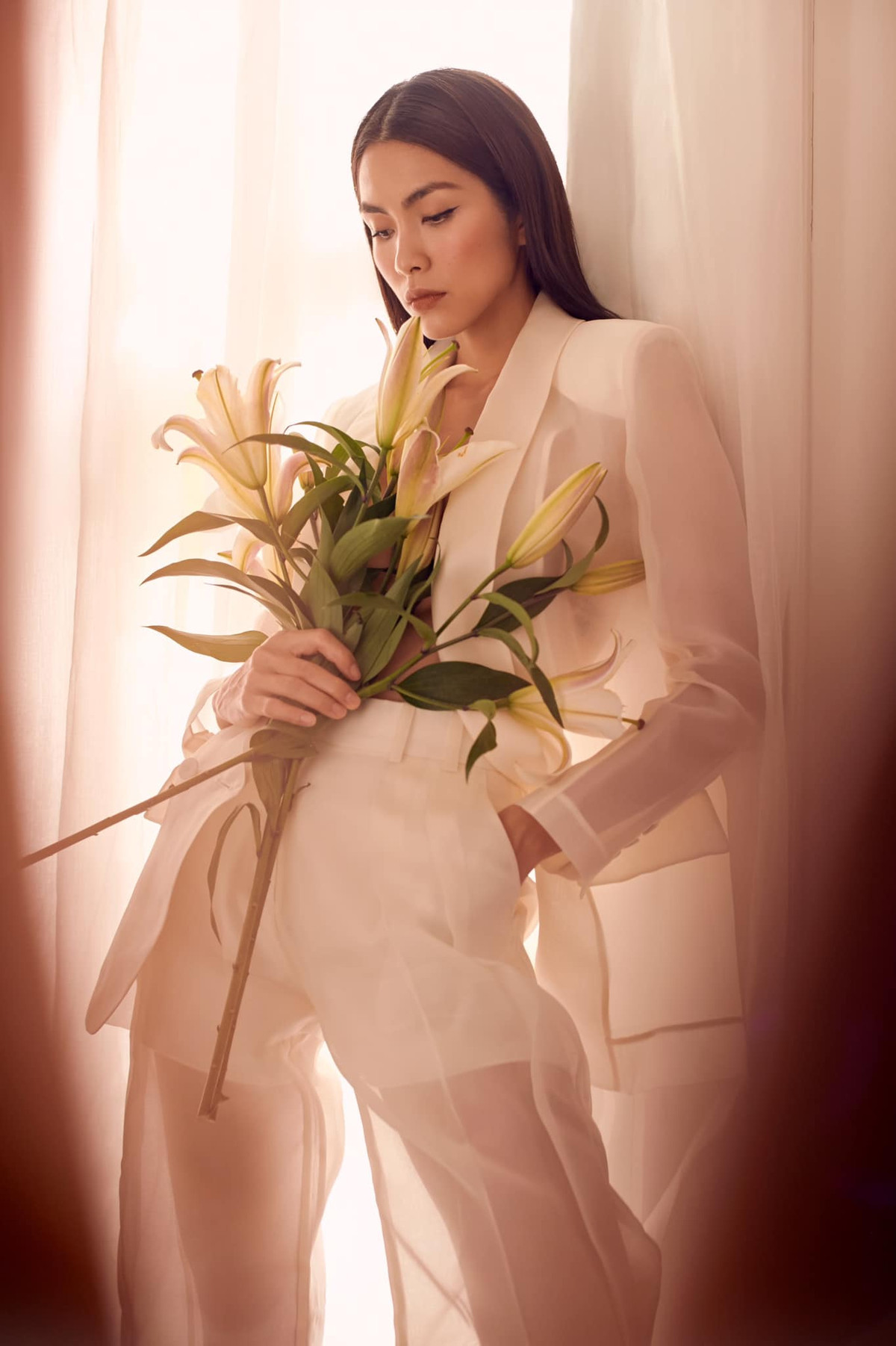 Bộ cánh này cũng từng được Hà Tăng diện trong bộ ảnh chụp cách đây không lâu. Đây cũng là một trong những lần hiếm hoi công chúng thấy Hà Tăng lên đồ táo bạo đến vậy.