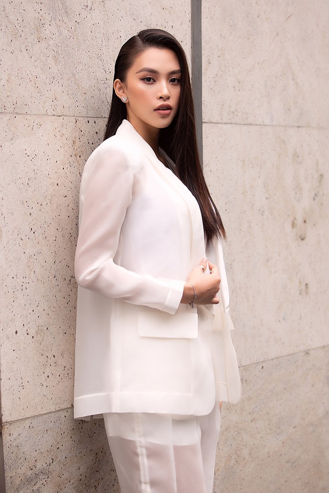 Tiểu Vy trang điểm nhẹ nhàng, thiên về tông nude trầm lắng, hiện đại.