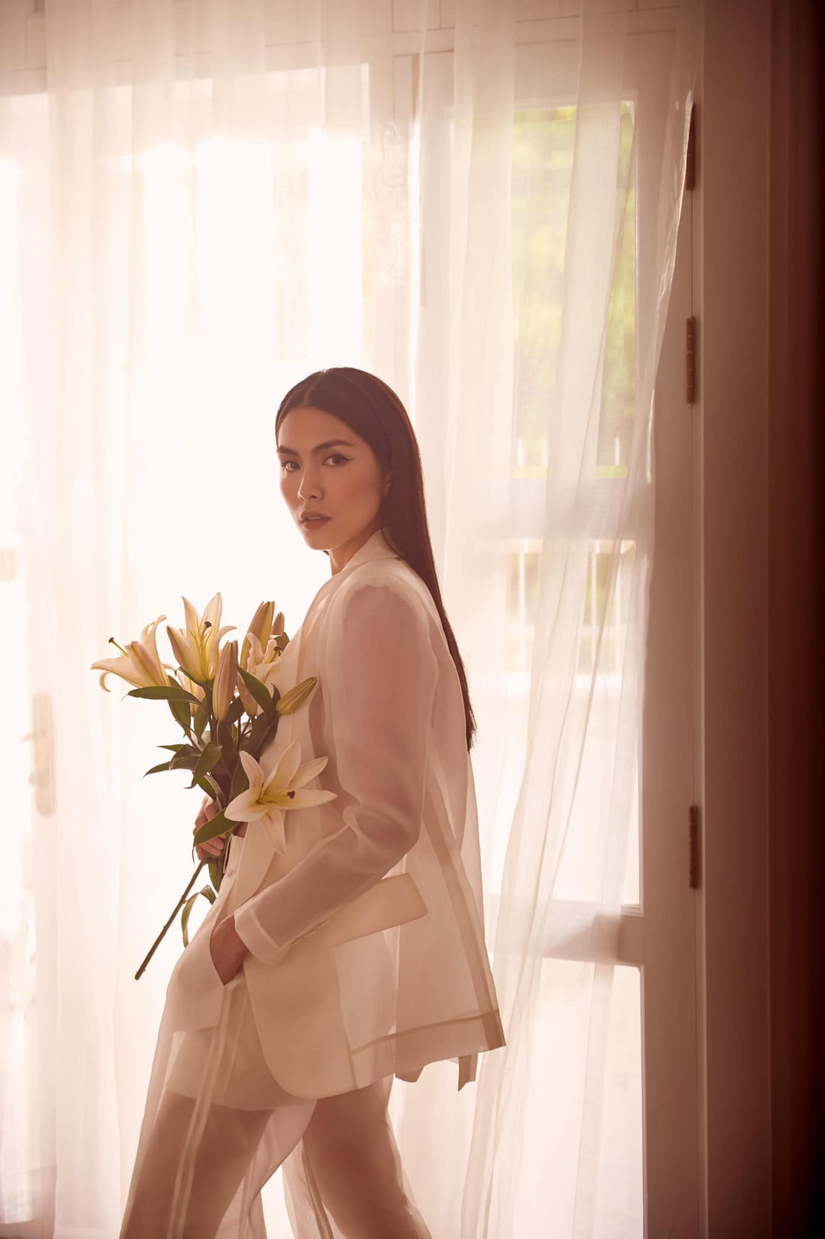 Chẳng cần tô điểm phụ kiện hay set up phông nền, cảnh chụp cầu kỳ nhưng hình ảnh của Hà Tăng vẫn vô cùng thu hút và ấn tượng.