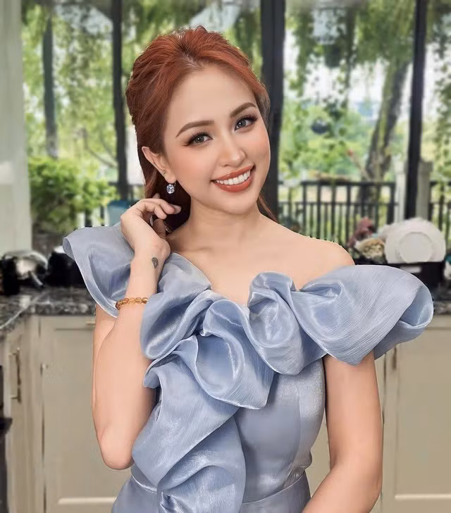 Cay thong dac biet ben trong ngoi nha cua MC Van Hugo