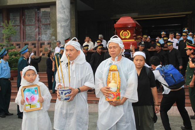 Gia đình Đại tướng Ngô Xuân Lịch, Bộ trưởng Bộ Quốc phòng; gia đình Đại tướng Lương Cường, Bí thư Trung ương Đảng, Chủ nhiệm Tổng cục chính trị và gia đình Đại tướng, nguyên Bộ trưởng Quốc phòng Phùng Quang Thanh đã gửi vòng hoa tới viếng Anh hùng Nguyễn Văn Bảy (Ảnh: Tiền phong).