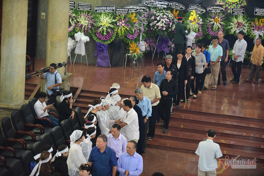 Dòng người chia buồn cùng gia quyến Đại tá (Ảnh: Vietnamnet).