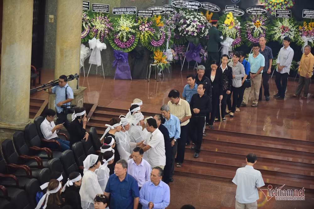 Dòng người chia buồn cùng gia quyến Đại tá (Ảnh: Vietnamnet).