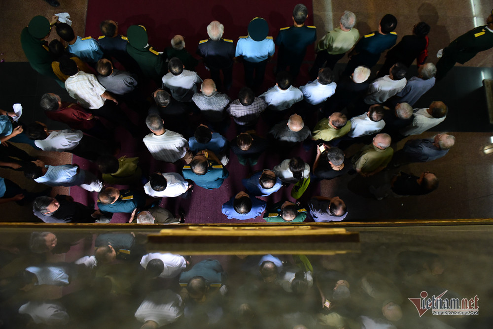 Người dân tập trung, xếp hàng chờ đến lượt viếng (Ảnh: Vietnamnet).