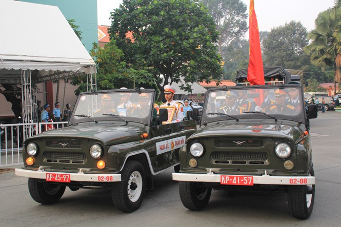 Các chiến sỹ tiêu binh đưa phi công huyền thoại về yên nghỉ ở quê nhà Đồng Tháp (Ảnh: Tiền phong).